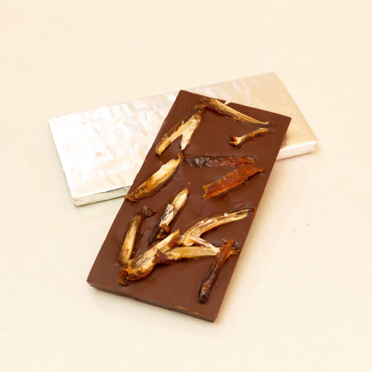 Carmelo — Barra de cacao 100% con almendra y dátil