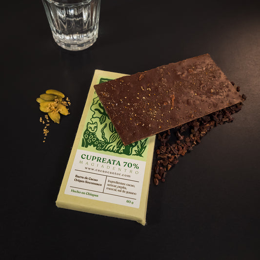 Cupreata — Barra de cacao 70% con mezcal, pepita y sal de gusano
