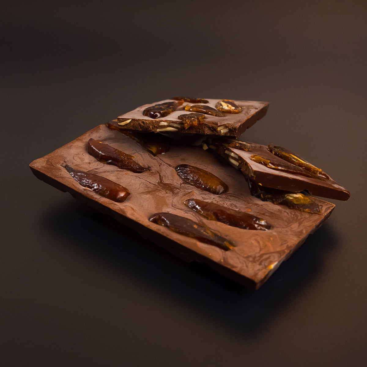 Carmelo — Barra de cacao 100% con almendra y dátil