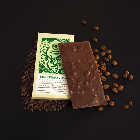 Espresso — Barra de cacao 70% con un espresso y nibs de café honey