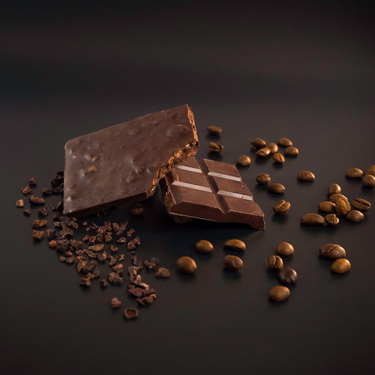 Espresso — Barra de cacao 70% con un espresso y nibs de café honey