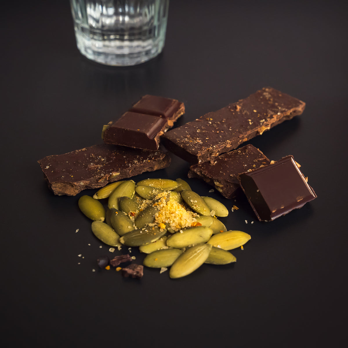 Cupreata — Barra de cacao 70% con mezcal, pepita y sal de gusano