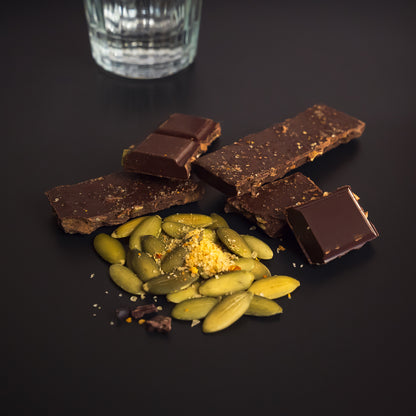 Cupreata — Barra de cacao 70% con mezcal, pepita y sal de gusano