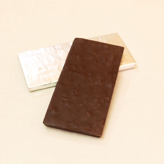 Espresso — Barra de cacao 70% con un espresso y nibs de café honey