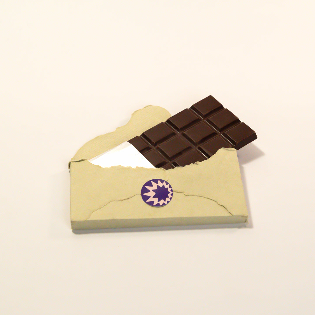Espresso — Barra de cacao 70% con un espresso y nibs de café honey